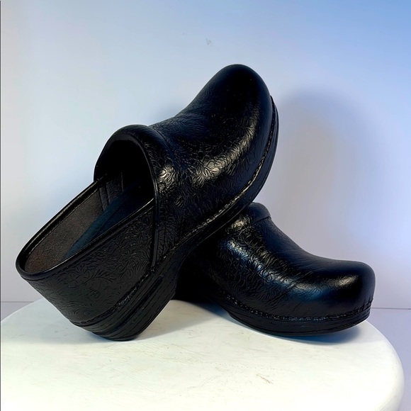 Dansko XP Embossed Floral in Black Sz 39 Clogs Chore Scandi Casual Workwear - Picture 1 of 10